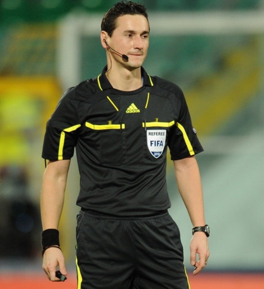 Croatul Mario Strahonja arbitrează meciul Manchester United - Oţelul Galaţi