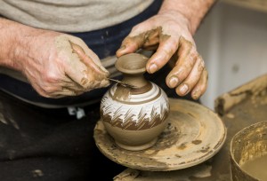 LADA DE ZESTRE/ Ultimul meşter olar gălăţean (GALERIE FOTO)