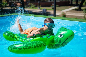 Top 7 accesorii care nu trebuie să lipsească de l&acirc;ngă piscină vara aceasta