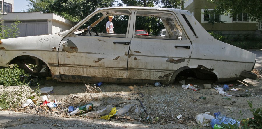 Transportatorii, nemulţumiţi de activitatea Poliţiei Locale / Maşinile abandonate să dispară de pe străzi!