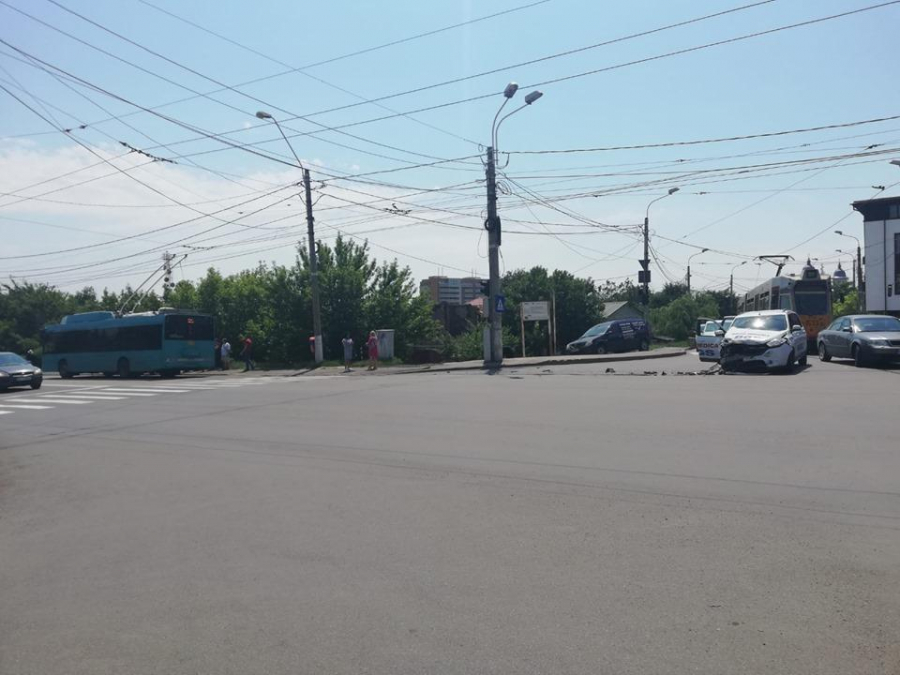 Troleibuz lovit de ambulanţă, pe culoarea verde