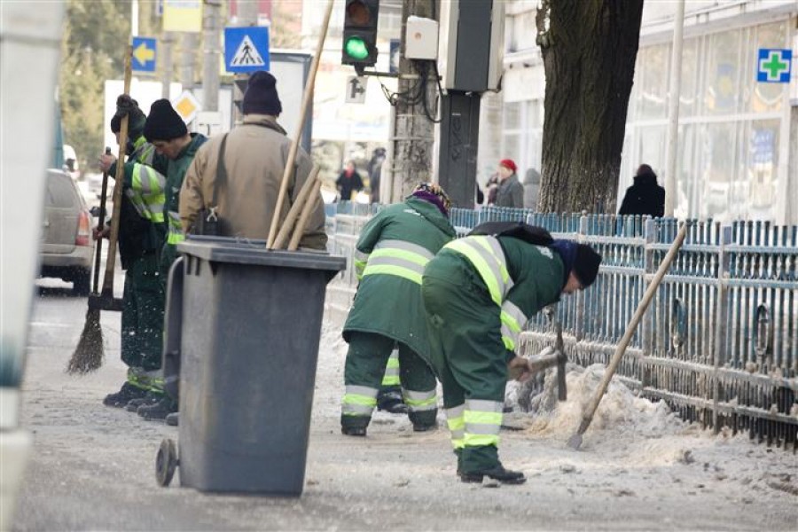 Inspecţia Muncii: Angajatorii să-şi protejeze muncitorii de ger!