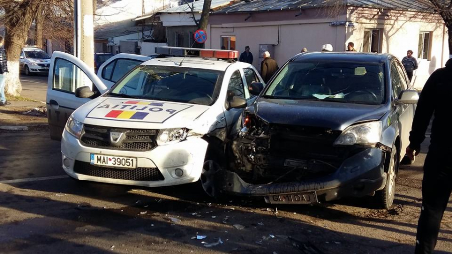 Accident cu maşina poliţiei. Doi agenţi au fost RĂNIȚI