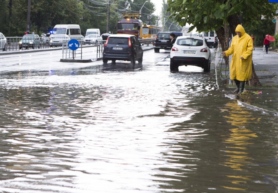 PLOAIA de marţi după-amiază a INUNDAT mai multe STRĂZI din Galaţi