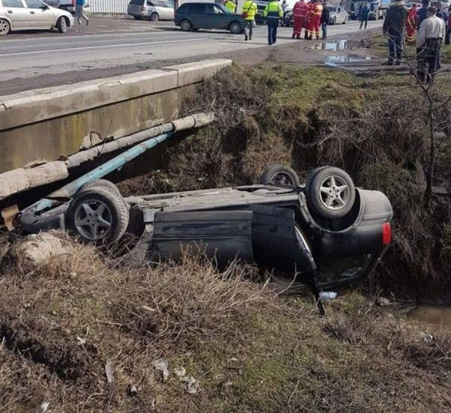 ACCIDENT în apropiere de Galaţi. Maşină aruncată de pe carosabil. O persoană a fost rănită