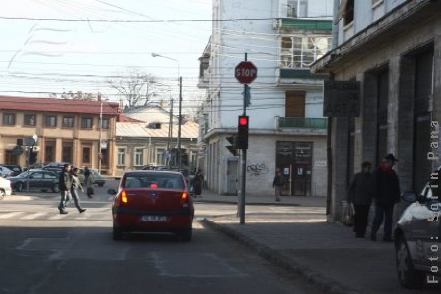 Intersecţia Lahovary cu Domnească – nu tu verde intermitent, doar permis suspendat