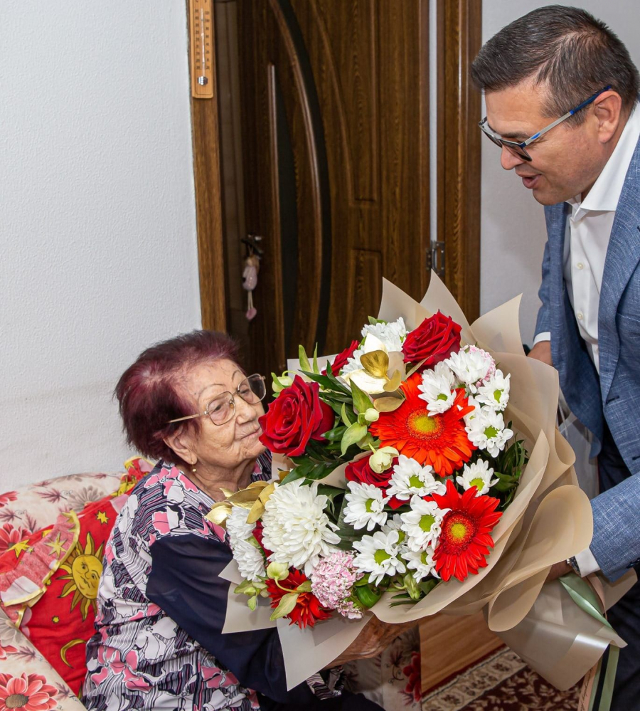 Gălăţeancă centenară, sărbătorită de autorităţi