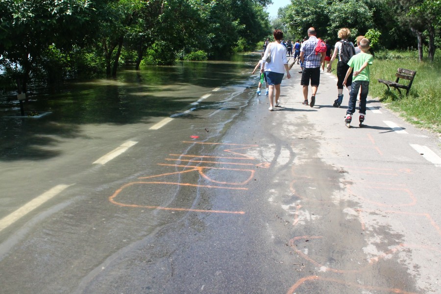 Aproape de cota de inundaţie: Dunărea a ajuns deja pe Faleza Inferioară (FOTO)