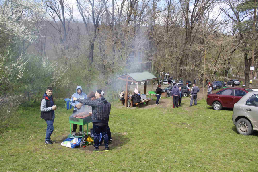 Unde puteţi merge la picnic în mini-vacanţa de 1 Mai. Cât vă costă o ieşire la iarbă verde