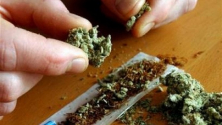 Trei persoane reţinute în timp ce vindeau 600 gr de cannabis
