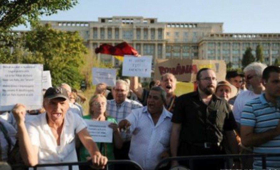 Peste 200 de persoane protestează în Piaţa Universităţii, după decizia Curţii Constituţionale