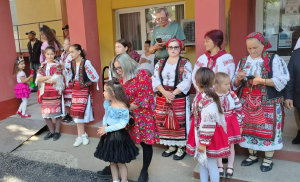 Oameni simpli din Suceveni care duc folclorul mai departe