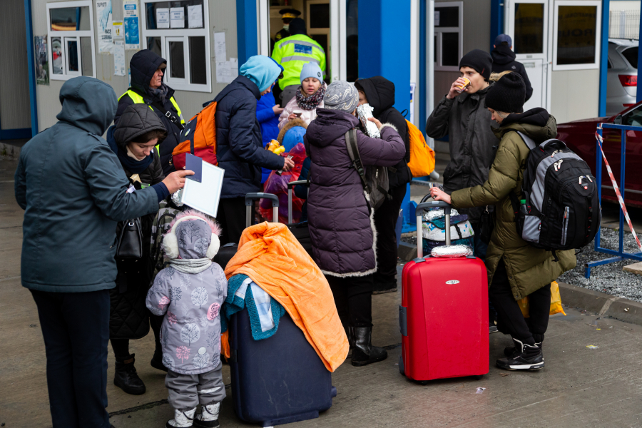 Ucrainenii se îngrămădesc cu sutele să își facă acte în România