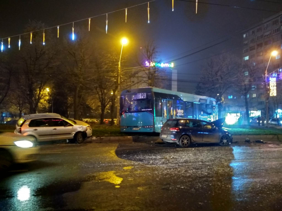 Accident grav pe Brăilei. Un autobuz a ieșit de pe șosea după ce a lovit două mașini 