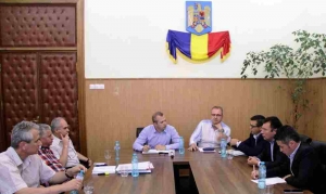 În foto: Primarul Ionuţ Pucheanu, alături de noul director al Calorgal