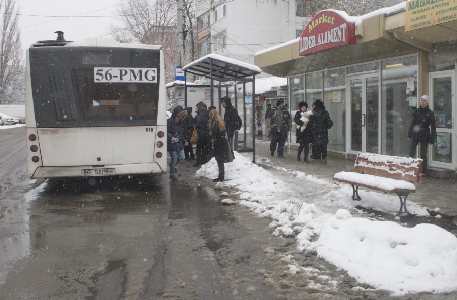 GROPILE din carosabil, CAPCANE pentru ŞOFERII GĂLĂŢENI (FOTO)