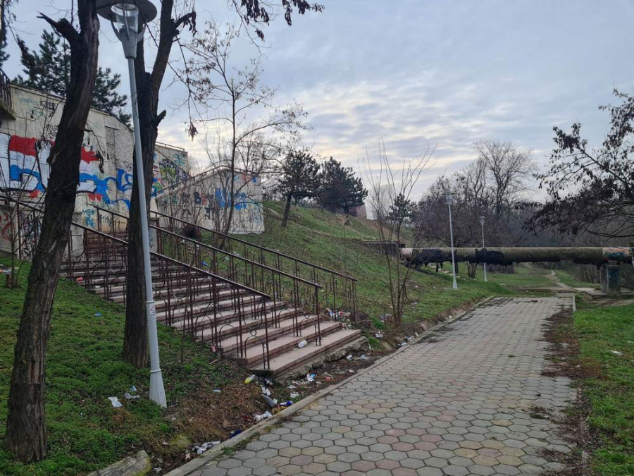 Un parc nemodernizat, dar şi plin de gunoaie