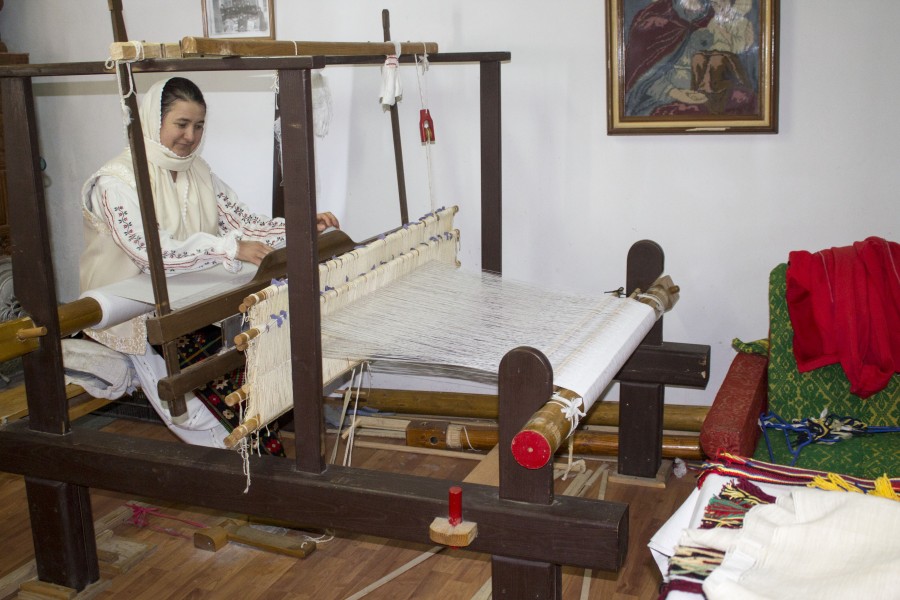 LADA DE ZESTRE/ O gălățeancă reînvie meșteșugul țesăturilor țărănești (FOTO)