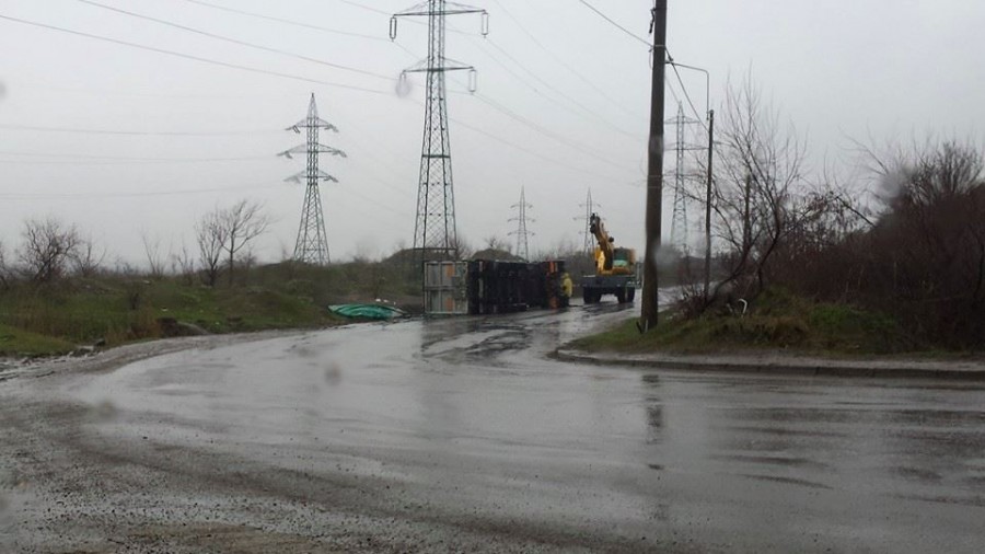 Un tir s-a răsturnat în Galați/ Șoferul, grăbit și imprudent, a fost transportat la spital