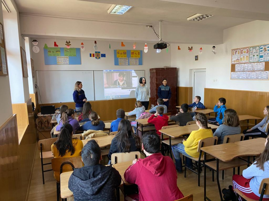 Copiii mici, ameninţaţi de mrejele internetului