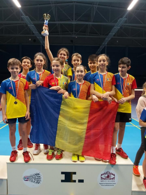 Echipa României, cu Irina Gherasim prezentând trofeul