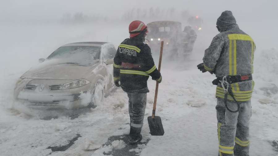 Zeci de oameni și mașini, în nămeți. O bună parte a județului, încă afectată de viscol