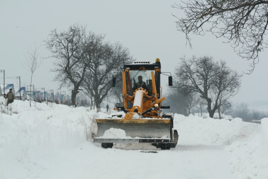 Alertă pe şosele! În nordul judeţului Galaţi ninge abundent, iar zăpada a depăşit 50 de centimetri