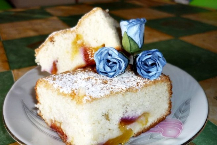 Pandișpan pufos cu prune. Dulce de weekend