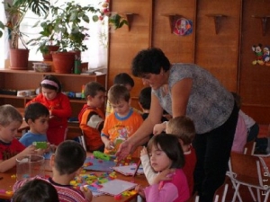 Educatoarele şi învăţătorii, plătiţi ca profesori