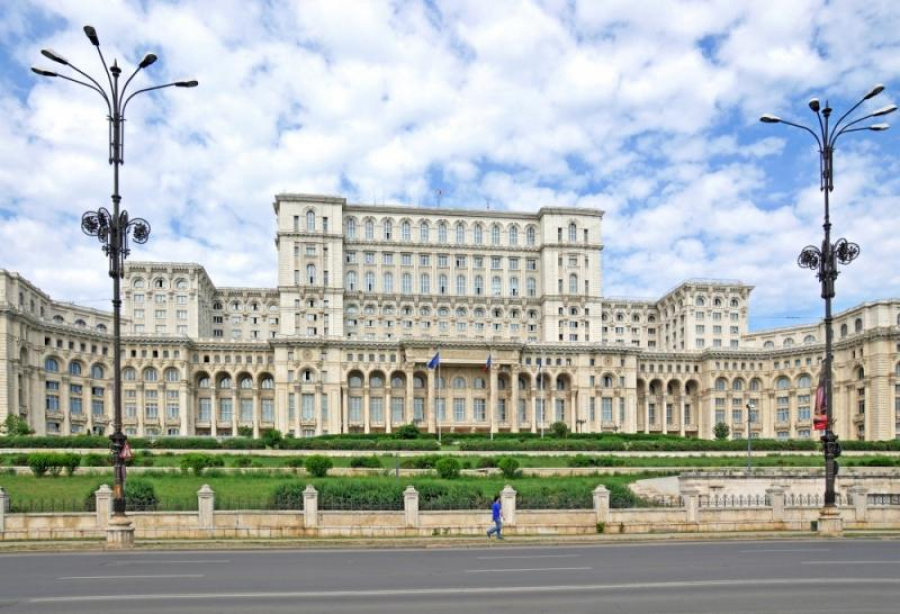 Palatul Parlamentului consumă energie cât un oraș