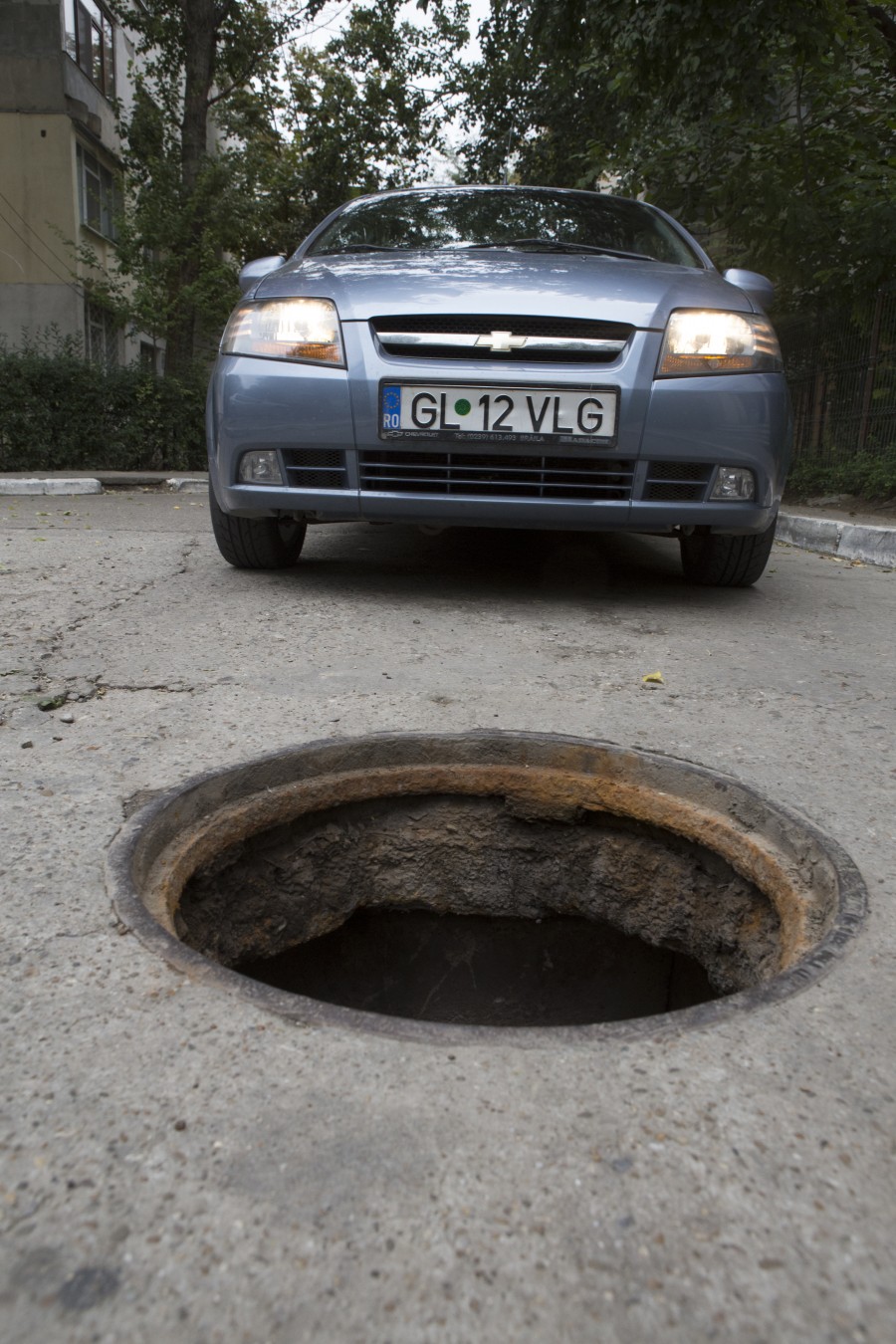 GALERIE FOTO / Pericole din cauza hoţilor de fier vechi! Zeci de canalizări fără capac