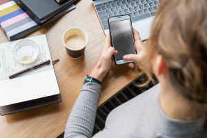 Biroul din buzunar: Cum să &icirc;ți alegi smartphone-ul ideal pentru productivitate și munca remote