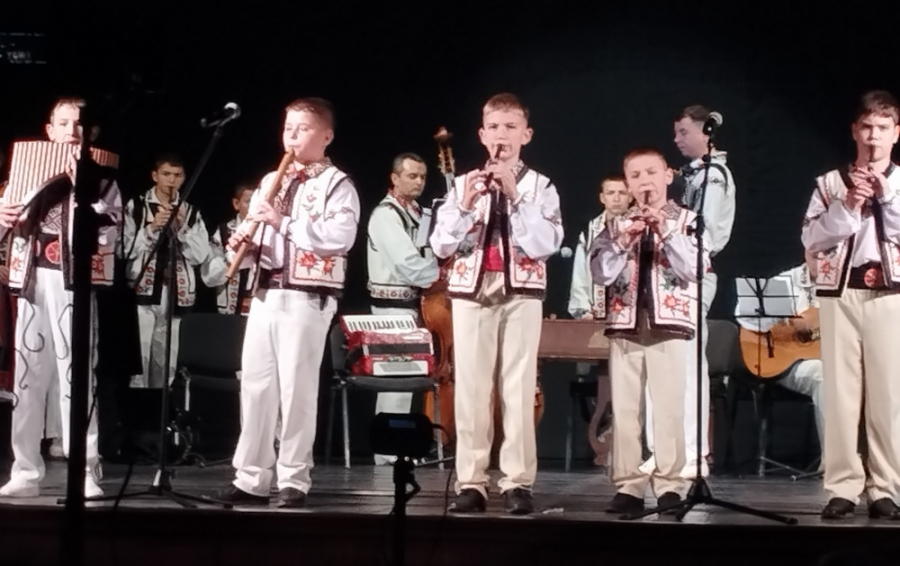 80 de copii și tineri români din Bugeac au cântat și au dansat pentru gălățeni