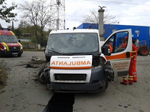 Ambulanţă acroşată în comuna Folteşti de un tractor, al cărui şofer nu avea permis auto