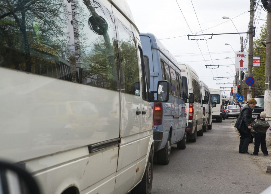 Cartonaş roşu pentru microbuze - Dezordine în transportul local