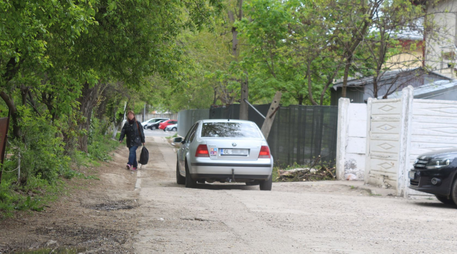 PERICOL! Un trotuar din Galaţi le dă bătăi de cap pietonilor