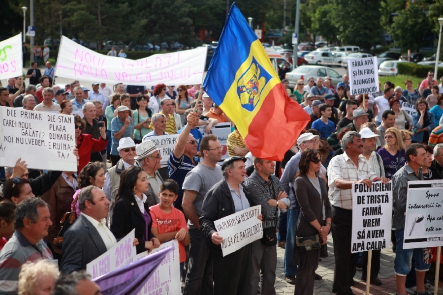 IATĂ câţi gălăţeni au IEŞIT ÎN STRADĂ pentru a PROTESTA, nemulţumiţi de CRIZA APEI CALDE şi TERMOFICĂRII (FOTO)