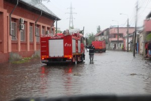 Pompierii gălăţeni au intervenit, doar anul acesta, la cinci inundaţii în Valea Oraşului 