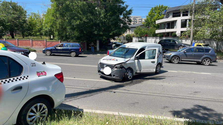 Trafic blocat din cauza unui accident. Taxi cu client, implicat într-o coliziune