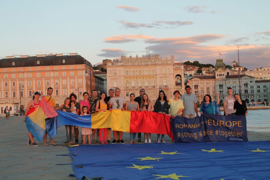 Ştafeta steagului Comunităţii Europene. Drapelul de la Galați, fluturat pe malul Mării Adriatice (FOTO)