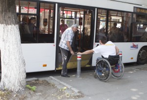 Persoanele cu dizabilităţi, în faţa indiferenţei/ Transportul public - cu rampă, fără rampă