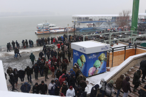 În ciuda frigului şi a ninsorii, mii de gălăţeni au participat la slujba de Bobotează