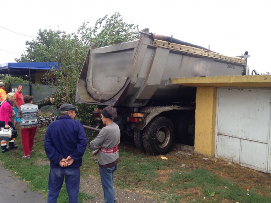 VITEZĂ la mare tonaj. ACCIDENT cu basculanta la Hanu Conachi