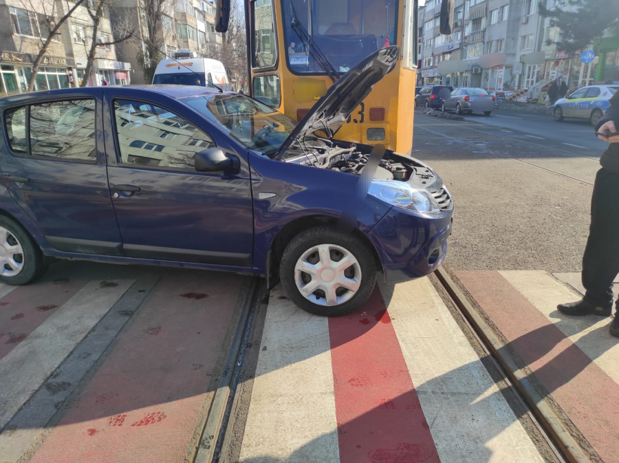 O șoferiță a tăiat calea tramvaiului, la IREG