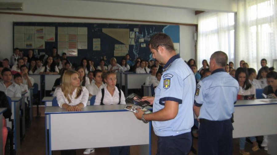 Poliţiştii au luat şcolile cu asalt pentru a-i învăţa pe copii cum să nu apuce pe căi greşite