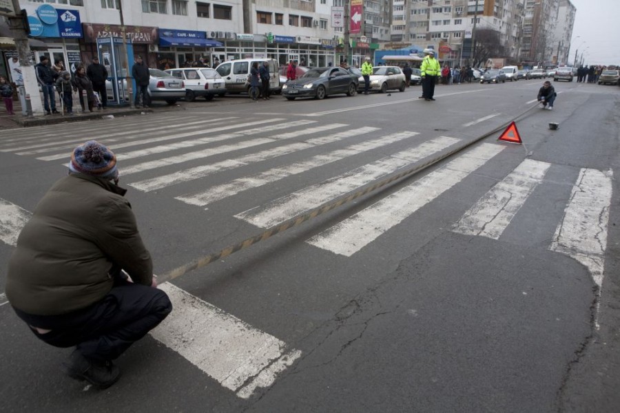 Grav accident de circulaţie în Micro 19! Un bărbat a fost spulberat pe trecerea de pietoni