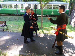 De asemenea întruchipând un cazac, brăileanul Simion Ason (în stânga imaginii), alături de de Edgar Beret, fotografiaţi de preşedintele „cazac” Bolea, la trecerea contemporanului tramvai prin Parcul Monument - Brăila