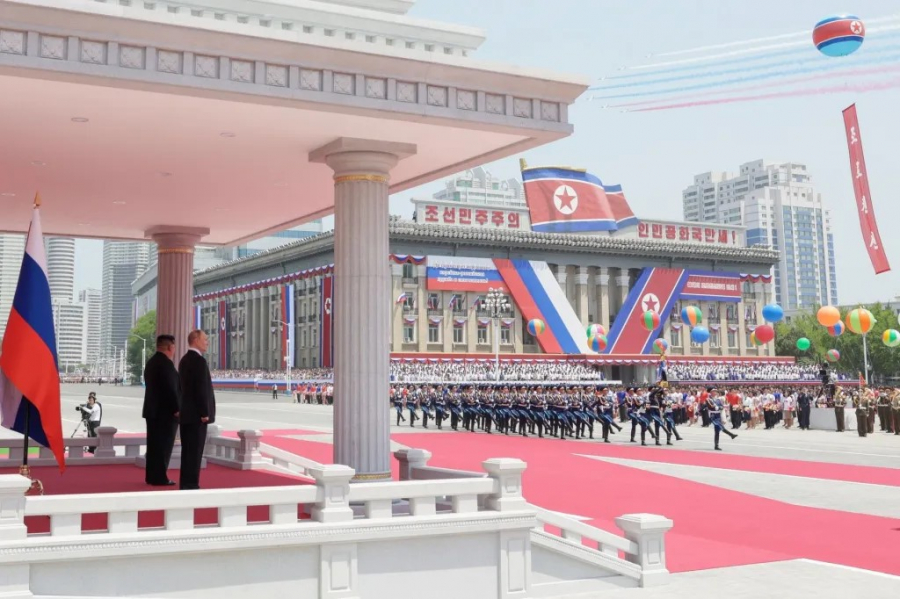 Putin i-a dăruit liderului nord-coreean o limuzină rusească
