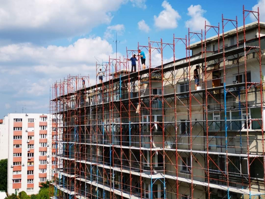 Peste jumătate dintre constructorii gălățeni lucrează pe lângă lege