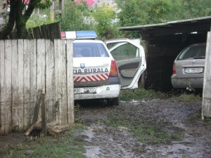 FOTO/ Poliţiştii din zonele inundate, victime şi eroi: &quot;Am ieşit pe geam şi am fugit să salvez oameni&quot;